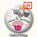 Button mit Fledermaus, Geburtstagstorte und Text Happy Birthday