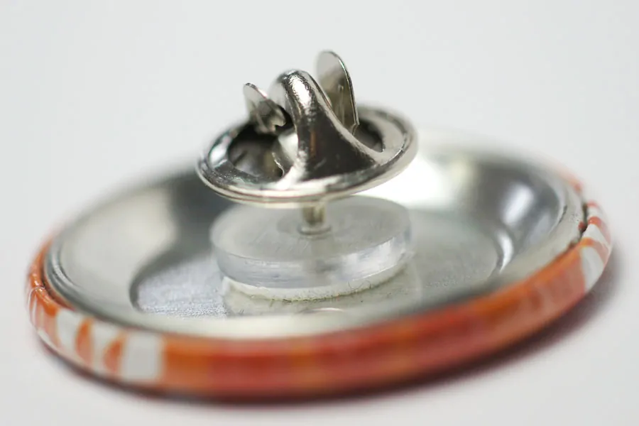 Buttons 32 mm mit Butterflyverschluss / Schmetterlingsverschluss – Bild 6
