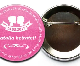 produktbild button mit rueckseite sicherheitsnadel 2 540 JGA-Button Modell #2