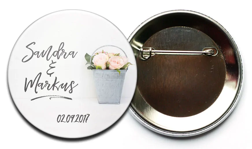 Hochzeit Button 37: Rosen in Zinkeimer mit Personalisierung; mit Nadel