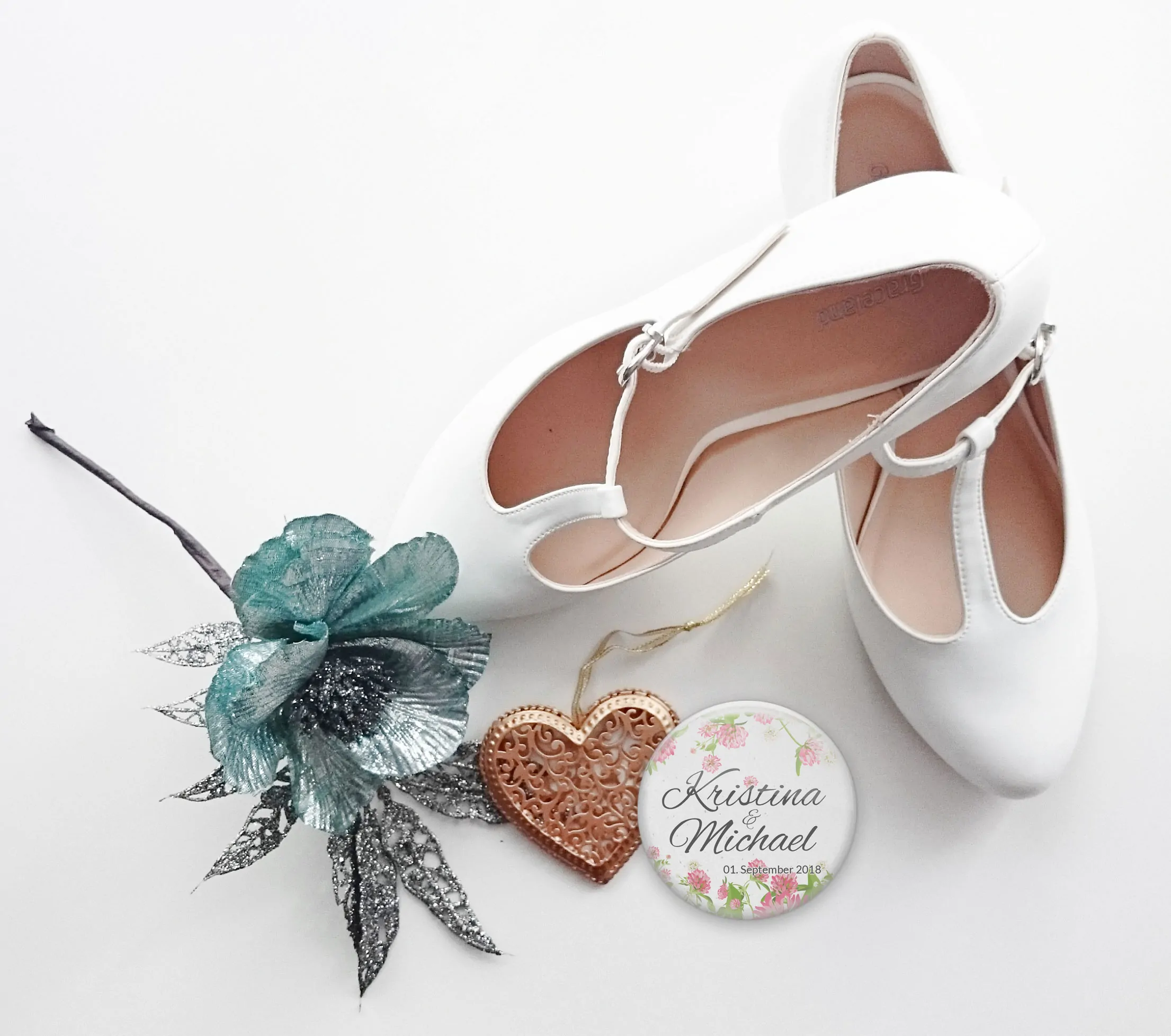 Hochzeitanstecker "Sommerklee" neben Brautschuhen