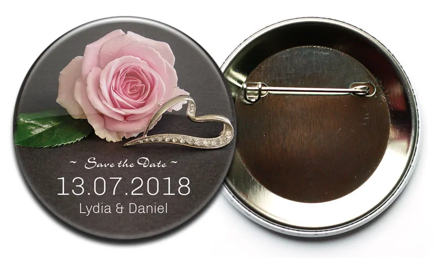 Save the Date Button 41 mit Rose und Diamant besetztem Ring; Befestigung: Sicherheitsnadel