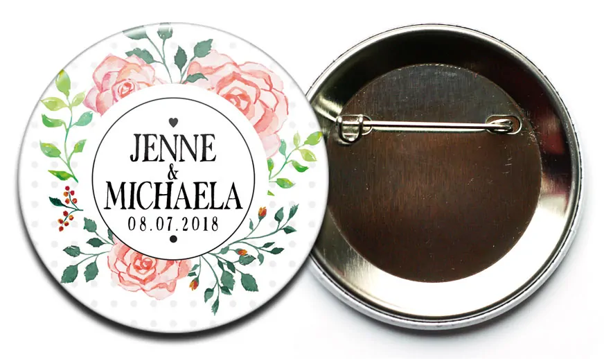 Hochzeitsbutton Mod. 39: Rosenbukett mit Name von Braut und Bräutigam bedruckt; mit Sicherheitsnadel