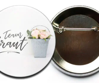 Junggesellinnenabschied Button #31 mit lachsfarbenen Rosen im Shabby Chic Stil