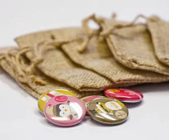 Adventskalender Basteln: mit Stoffbeuteln und Zahlen Buttons