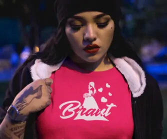 Frau trägt fuchsiafarbenes JGA-Shirt T72 mit weißer Brautsilhouette, Herzen und Schriftzug "Braut"