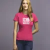 Frau mit T-Shirt für JGA in fuchsia "ich heirate"