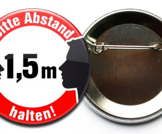 Der Bitte 1,5 m Abstand halten! Button wird mit einer Sicherheitsnadel befestigt.