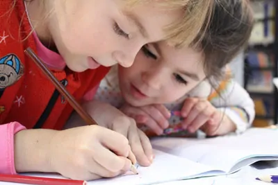 Schulkinder lernen Lesen Schreiben rechnen