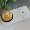 Gastgeschenk zur Taufe: Pralinenaufleger mit blauen und goldenen Fischen, Name und Datum