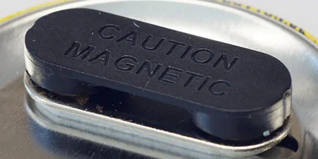 56 mm Buttons besitzen den Magnetverschluss groß - ein Doppelmagnet in Kunststofffassung