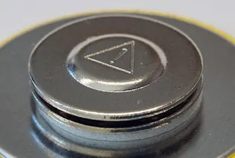 Der kleine Magnetverschluss besteht aus einem Neodymmagnet in einem runden Griffstück aus Metall und kommt bei 37 mm Buttons zum Einsatz.